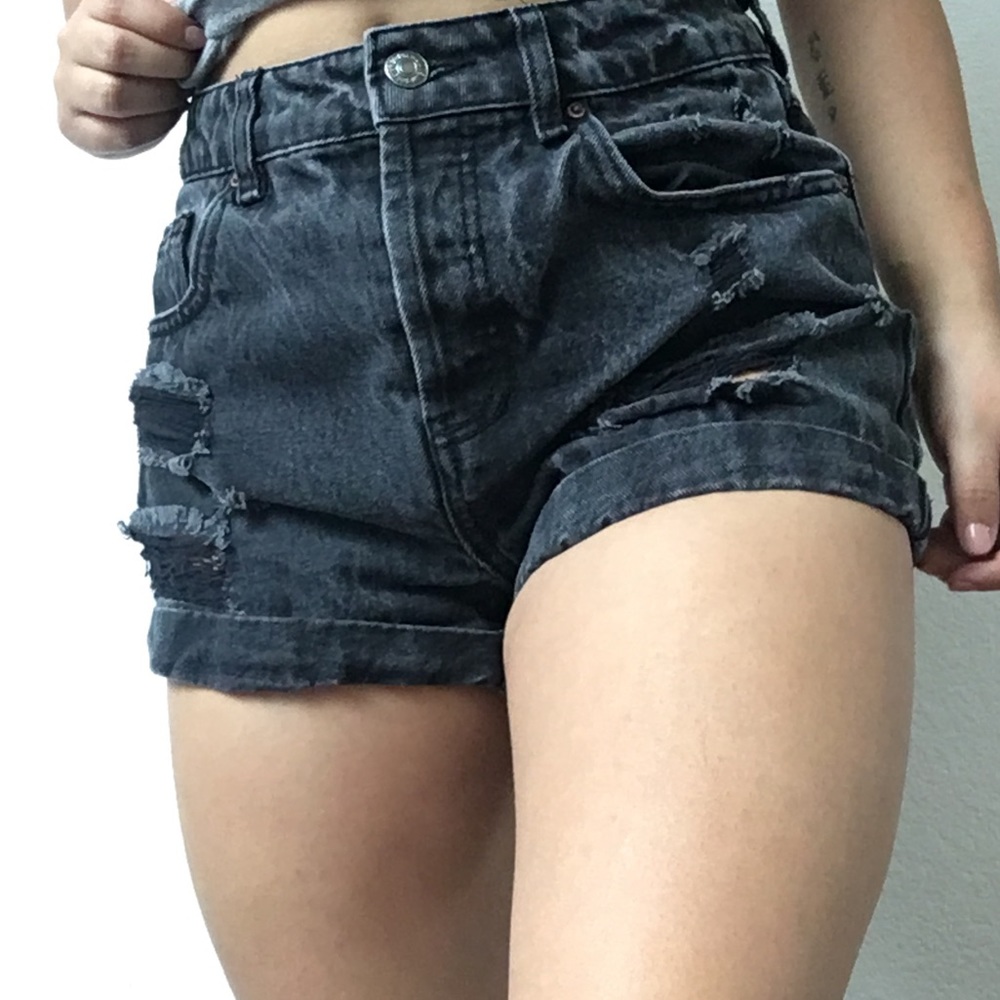 BLACK HIGHT WAISTED SHORTS
